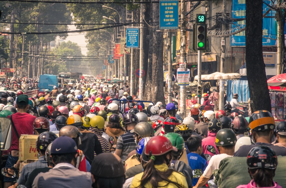 베트남 시내 오토바이를 탄 사람들