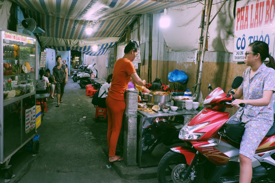 베트남 시장에서 음식을 사는 사람