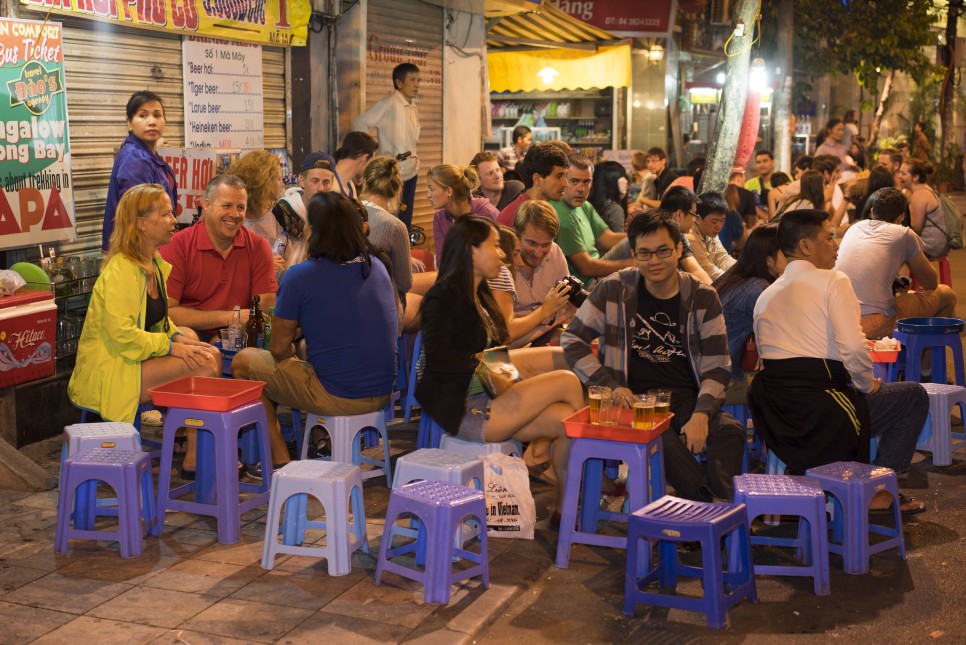 길거리에서 음식을 먹는 베트남 사람들