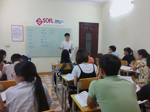 한국어를 공부하고 있는 베트남 학생들