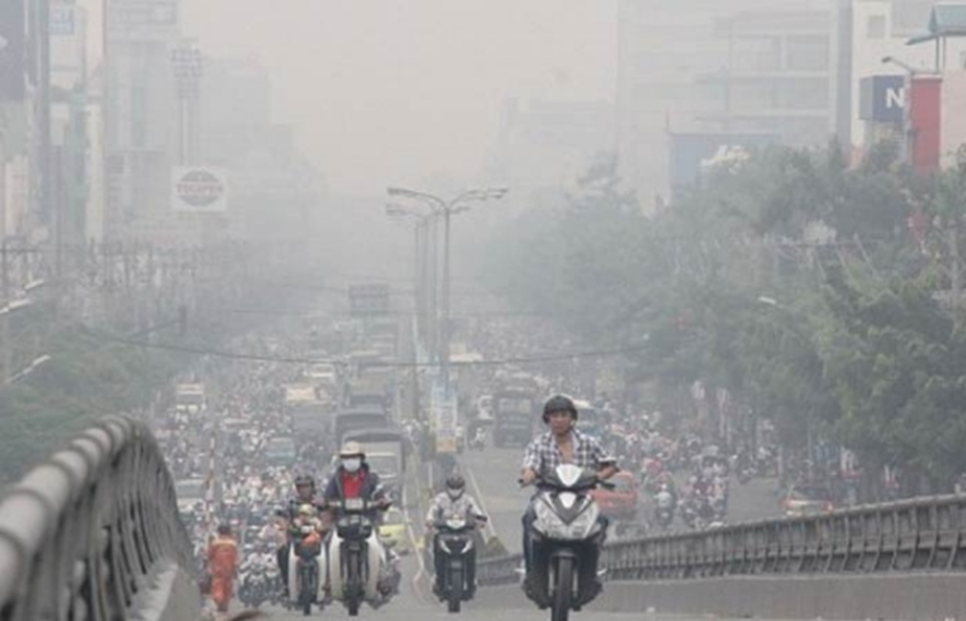 오토바이를 타는 베트남 사람들
